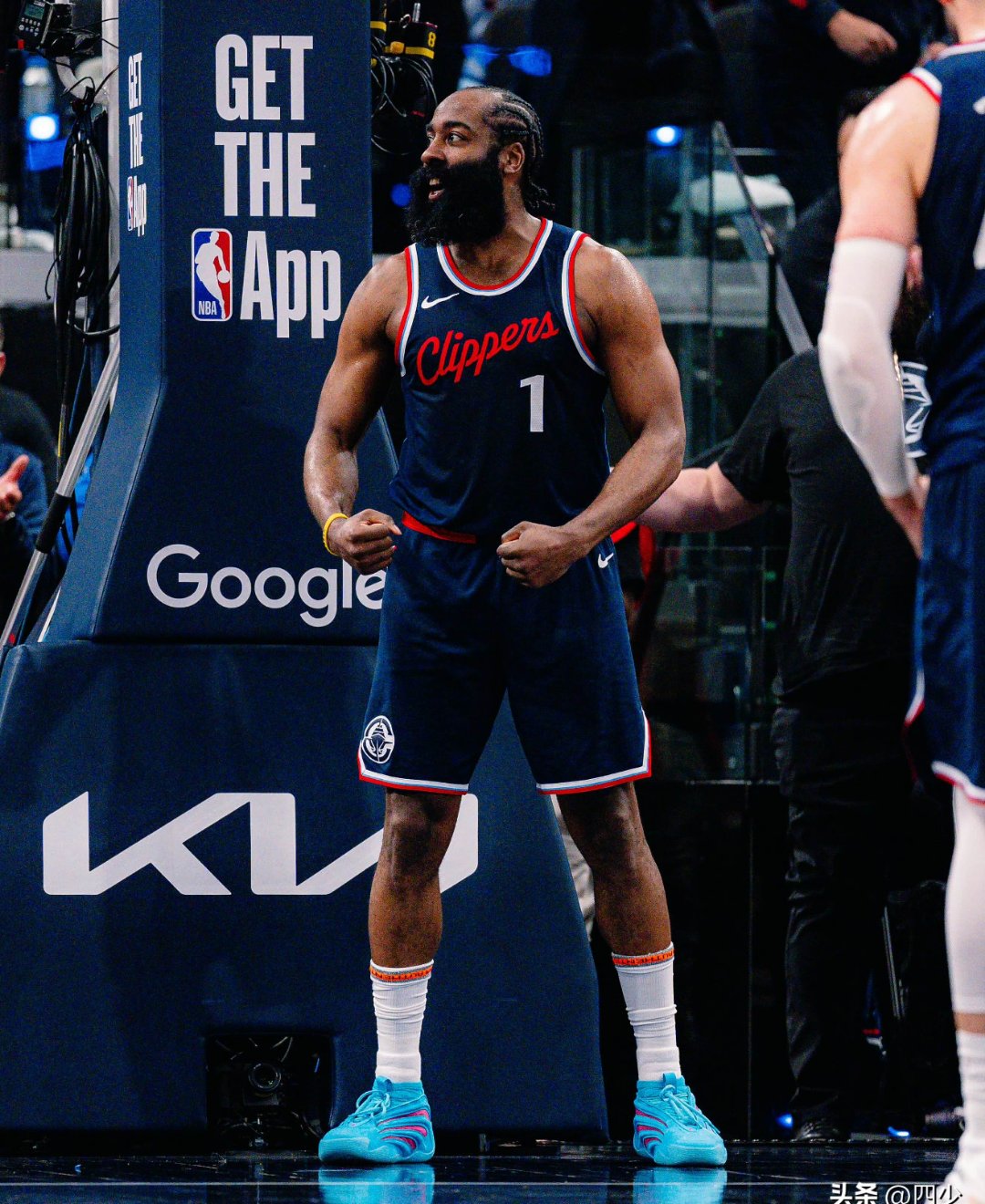 开云APP-关于出色防守引发热议！，哈登在G2比赛中大比分获胜赛场气氛高涨的信息