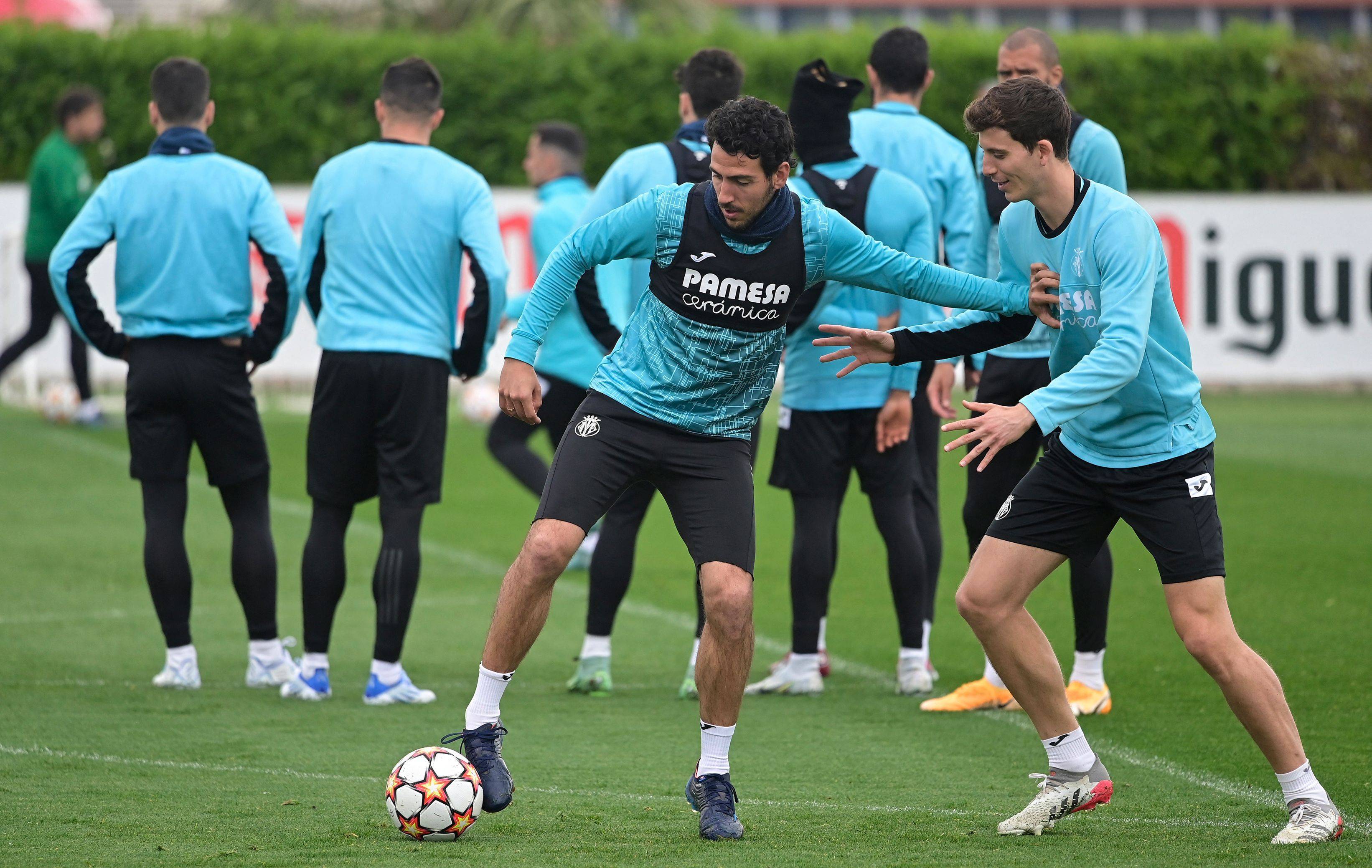 比利亚雷亚尔发布备战花絮;转会期远射贴柱;欧冠任务艰巨;临场指挥获称赞 比利亚雷亚尔发布备战花絮;转会期远射贴柱;欧冠任务艰巨;临场指挥获称赞